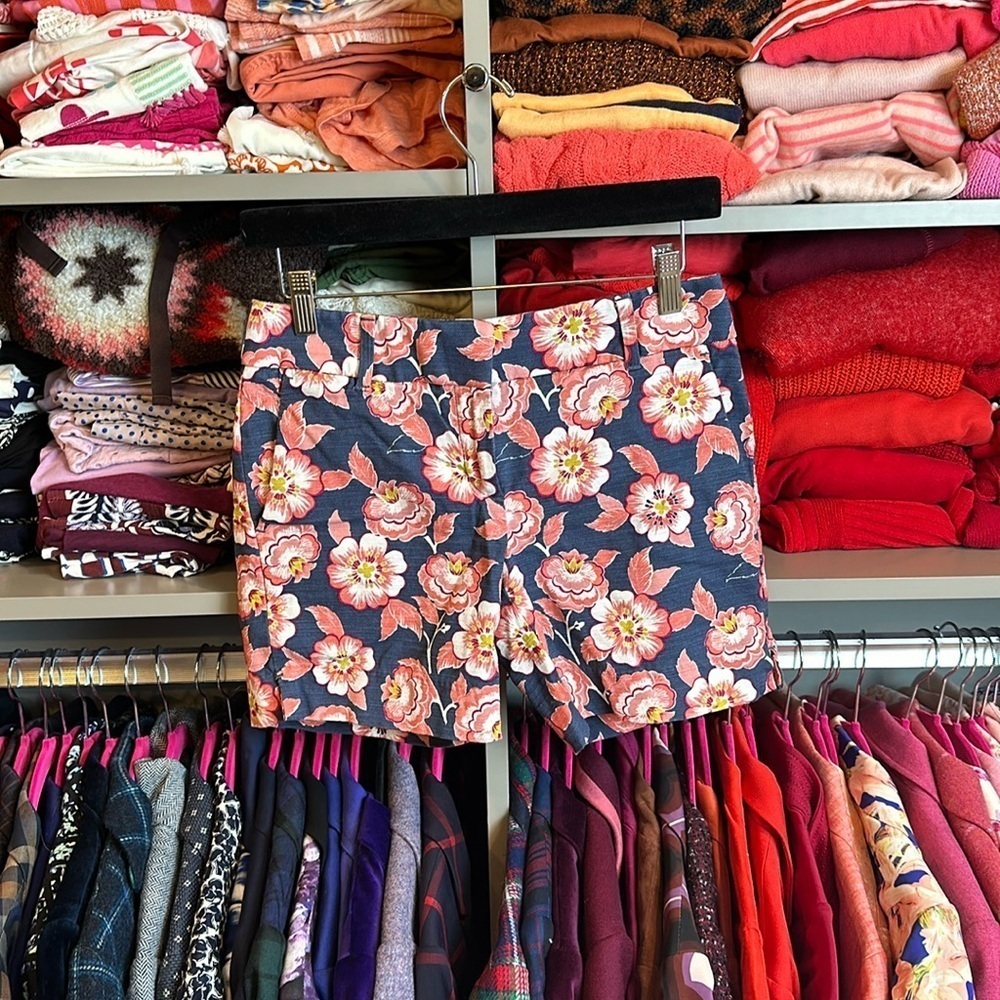Loft Riviera 6” navy with coral flowers shorts size 00 (fits like 0-2)